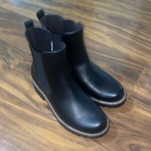 Universal Thread Chelsea Black boots NWOT